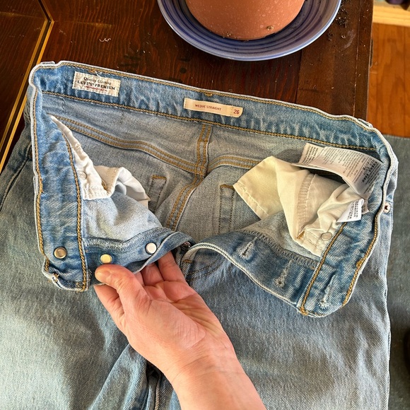 Levi's Wedgie High Rise Icon Raw Hem Light Wash Tango Talks Jeans - Picture 6 of 8